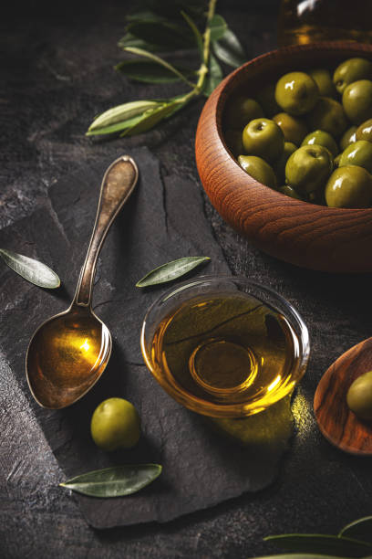 Verde aceitunas con aceite de oliva - foto de stock