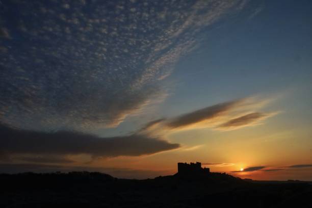 해질녘의 실루엣 성 - bamburgh england castle fort 뉴스 사진 이미지