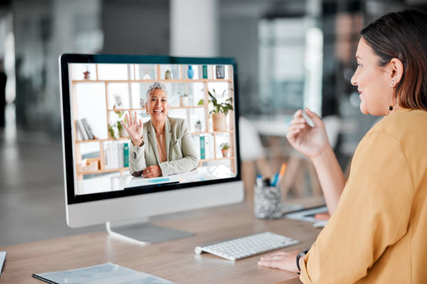 Video call, computer and business women wave in office, talking and chatting in virtual chat. Technology, communication and employees or people waving in online meeting, webinar or digital discussion las mujeres de videollamadas, computadoras y negocios saludan en la oficina, hablando y chateando en el chat virtual. tecnología, comunicación y empleados o personas saludando en reuniones en línea, seminarios web o discusiones digitales