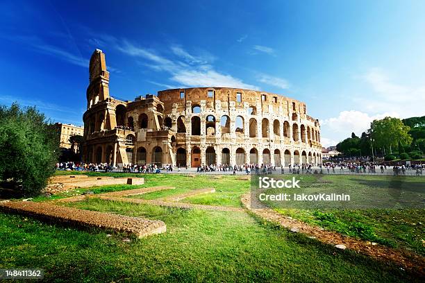 Colosseum Em Roma Itália - Fotografias de stock e mais imagens de Coliseu - Coliseu, Roma - Itália, Amarelo