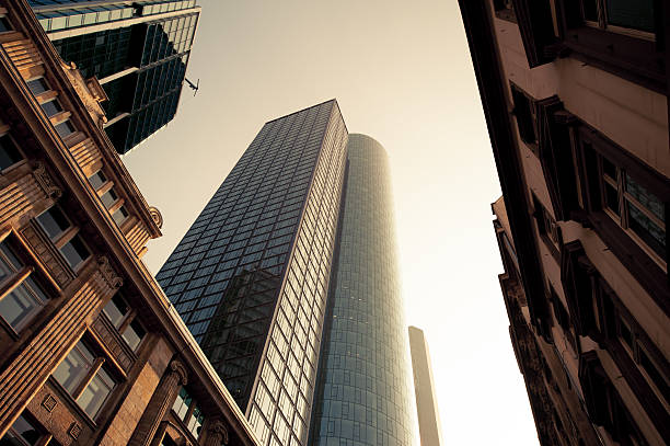 Edifício de escritório moderno em contraste para uma antiga - foto de acervo