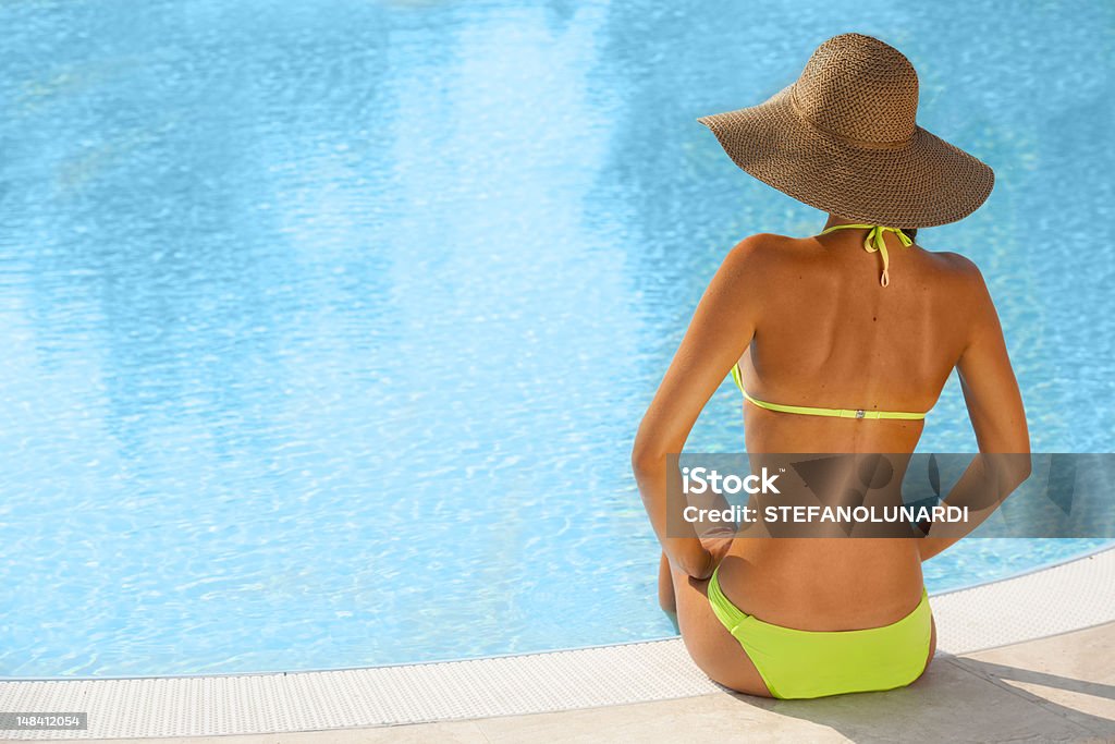 Schöne Junge Frau sitzt mit Swimming-pool - Lizenzfrei 20-24 Jahre Stock-Foto