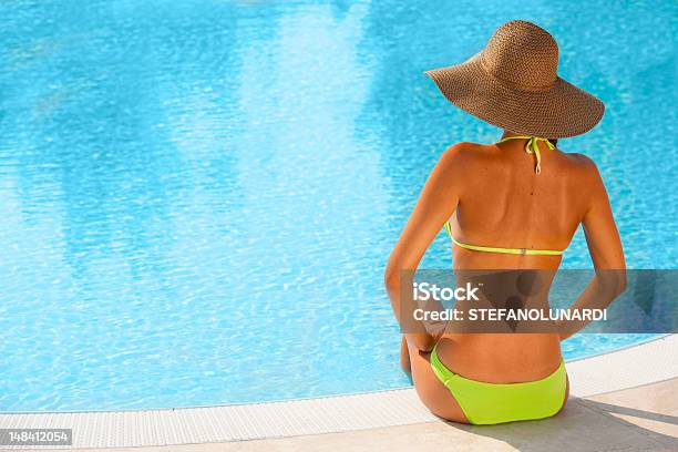 Schöne Junge Frau Sitzt Mit Swimmingpool Stockfoto und mehr Bilder von 20-24 Jahre - 20-24 Jahre, 25-29 Jahre, Am Rand