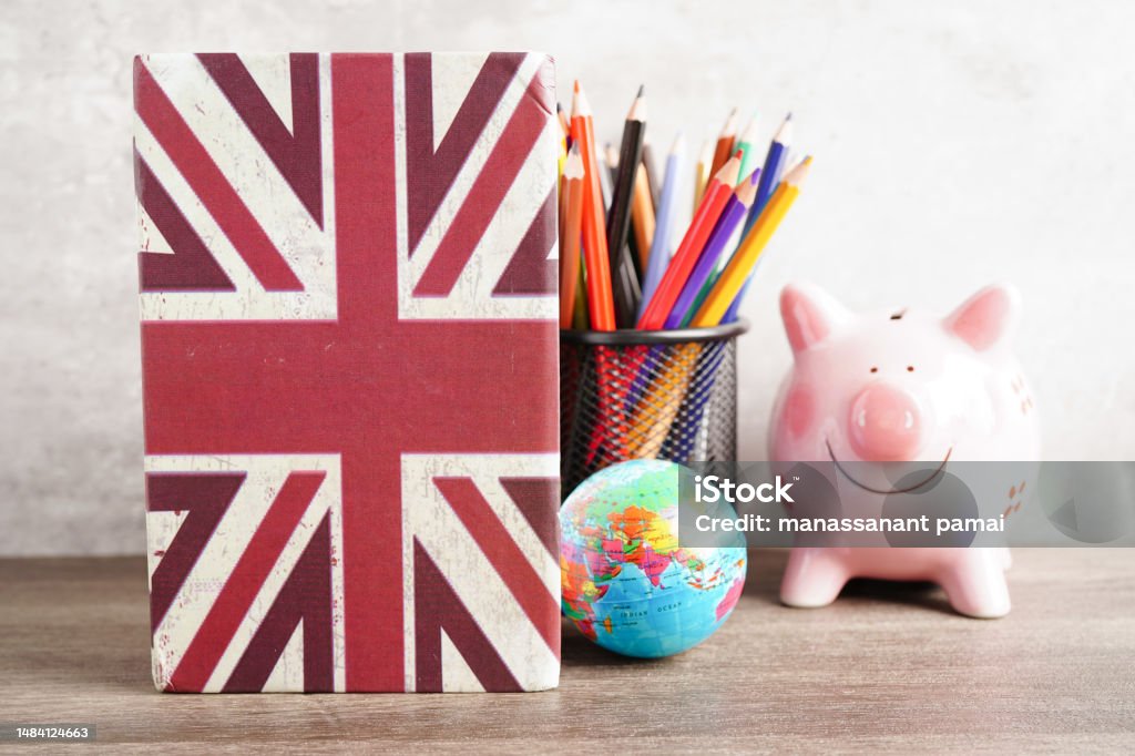 영어 책과 돼지 저금통 지구본 외국인을 위한 학습 및 튜토리얼 공부에 대한 스톡 사진 및 기타 이미지 - 공부, 교실, 교육 ... 영어 책과 돼지 저금통 지구본 외국인을 위한 학습 및 튜토리얼 공부에 대한 스톡 사진 및 기타 이미지 - 공부, 교실, 교육 ...