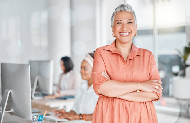 leadership, braccia incrociate e sorriso di imprenditrice in carica pronta per gli obiettivi. ceo, ritrattista e imprenditrice senior dall'india con visione, missione e mentalità di successo sul posto di lavoro aziendale. - leadership business women senior adult foto e immagini stock