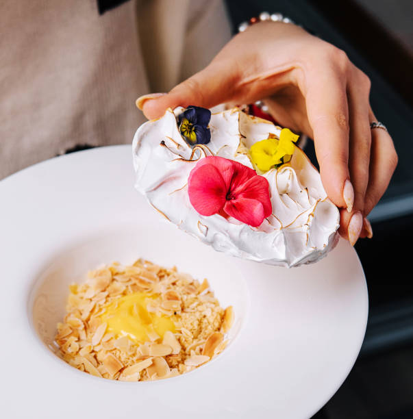 свежий изысканный лимонный десертный пирог со съедобными цветами гарниром - lemon meringue pie pie pastry crust portion стоковые фото и изображения