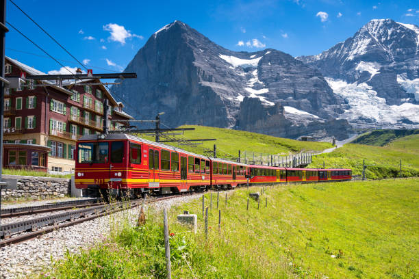 switzerland travel - jungfraujoch railway arriving the kleine scheidegg train station from jungfraujoch - jungfraujoch imagens e fotografias de stock