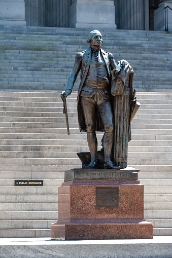 Installed in 1864 in the South Carolina Capitol, the bronze state of George Washington was designed by Jean Antoine-Houdon between 1788-1792, It was transferred to its current position in 1911.