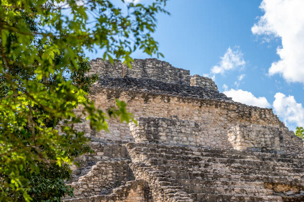 rovine maya di chacchoben, messico - chacchoben foto e immagini stock