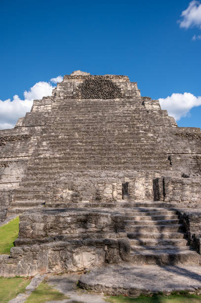 rovine maya di chacchoben, messico - chacchoben foto e immagini stock