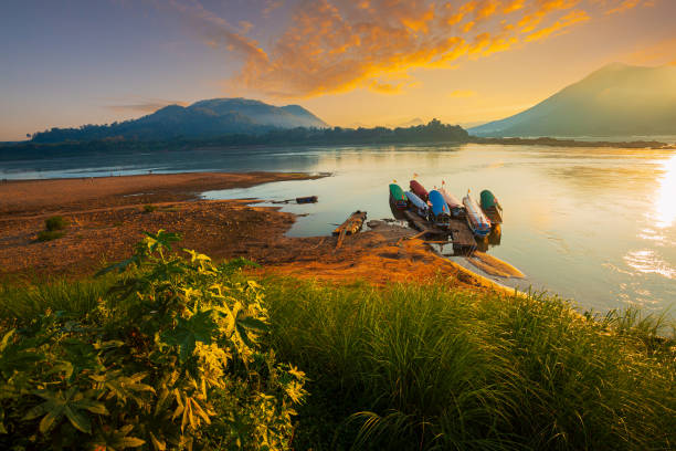 bela vista do rio mekong pela manhã, kaeng khut paisagem do casal, chiang khan, tailândia - cloud morning delta landscape - fotografias e filmes do acervo