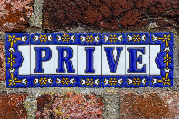 istock Spanish tile sign with the Dutch word Prive which means: Private 1484162363