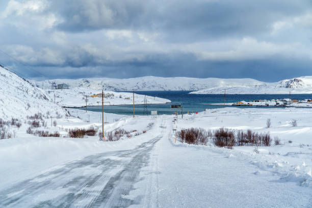 blick auf das dorf teriberka in der region murmansk in russland an der küste der barentssee - polarklima stock-fotos und bilder