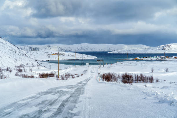vista del pueblo de teriberka en la región de murmansk en rusia, en la costa del mar de barents - clima polar fotografías e imágenes de stock