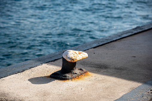 A bollard at the port of the Netherlands where the boats can be anchored and that is out of iron