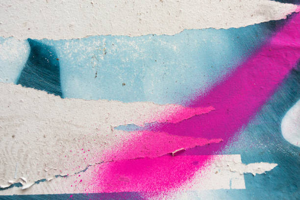 régi grunge szakadt kollázs plakátok gyűrött gyűrött papírtábla textúra háttér. szakadt, kifakult papír háttér felület plakát graffiti festéssel - falfestmény témájú stock jellegű vizuális alkotások, jogdíjmentes fotók és képek