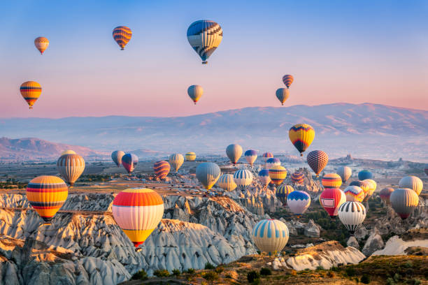 vista aerea di una flotta di mongolfiere, in cappadocia, turchia - traditional festival adventure air air vehicle foto e immagini stock