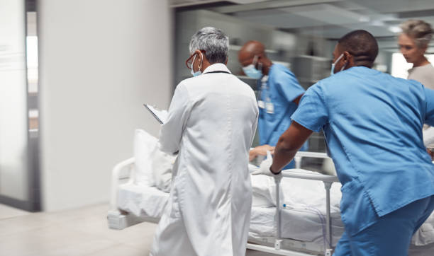 ocupados, saúde e médicos correm com paciente, cirurgia e pronto para procedimento no hospital. equipe rápida, profissional médico e equipe com emergência, acidente e saúde com bem-estar e enfermeiros - emergency room - fotografias e filmes do acervo