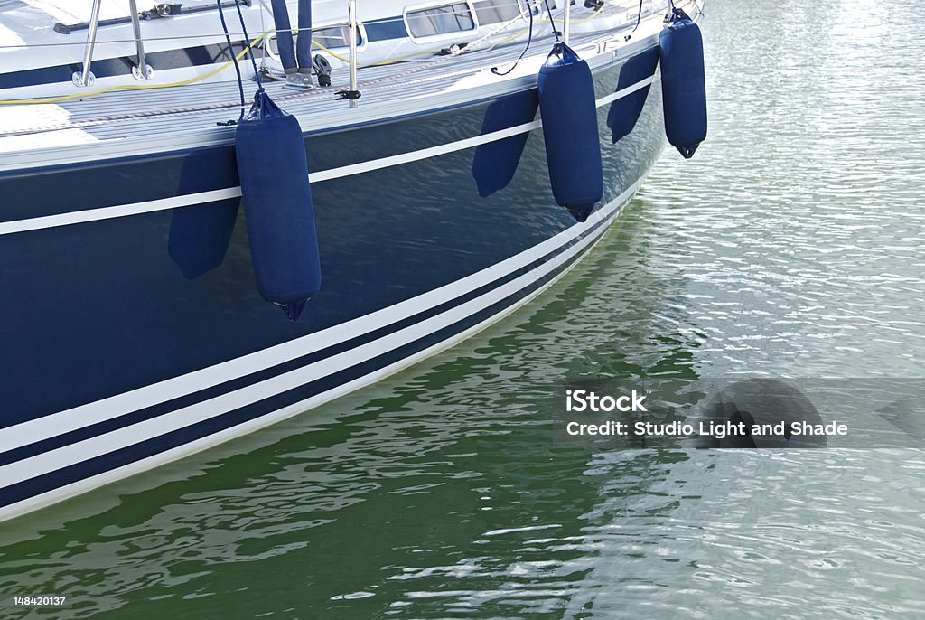 Blue Łódź motorowa na spokojnej wodzie - Zbiór zdjęć royalty-free (Transport morski)
