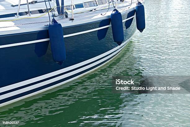 Blue Łódź Motorowa Na Spokojnej Wodzie - zdjęcia stockowe i więcej obrazów Transport morski - Transport morski, Szwecja, Zderzak