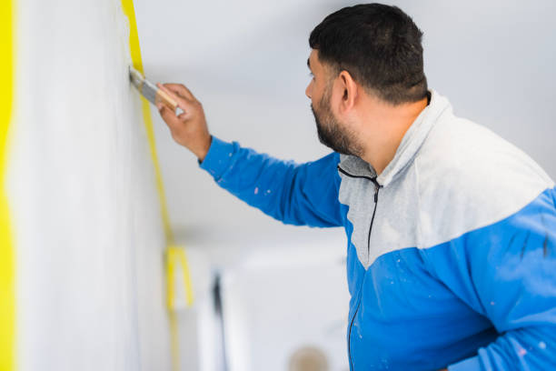 istock Man painting the wall carefully 1484202214