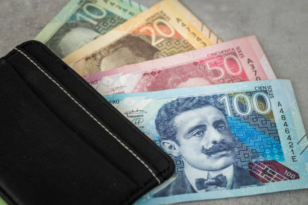 moneda peruana, dinero peruano y una billetera negra con estilo, varios billetes, concepto financiero y comercial - peruvian paper currency fotografías e imágenes de stock