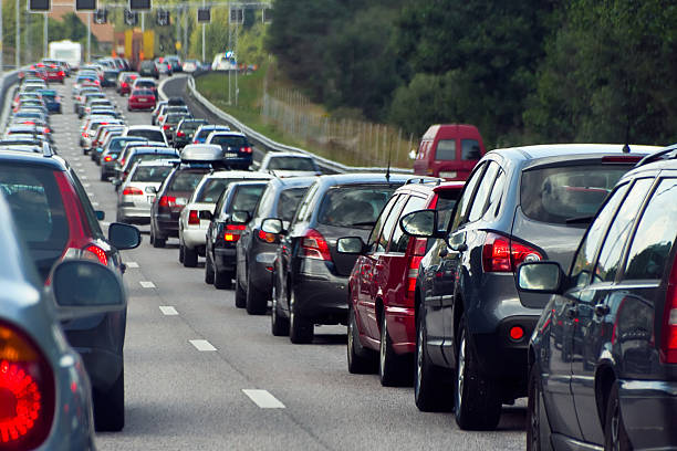 embouteillage de rangées de voitures - highway photos et images de collection