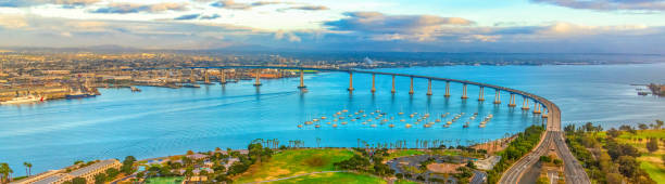 ponte da baía de coronado aérea - san diego california skyline san diego bay panoramic - fotografias e filmes do acervo