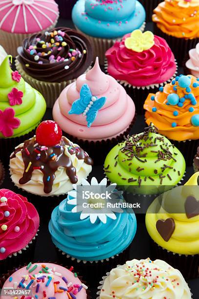 Cupcakes - zdjęcia stockowe i więcej obrazów Cupcake - Cupcake, Duża grupa obiektów, Wielokolorowy