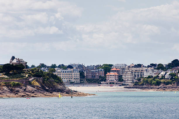 paysage urbain de la ville et la plage de dinard en bretagne - dinard photos et images de collection
