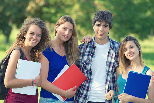 portrait heureux jeunes étudiants dans le parc - studygroup photos et images de collection