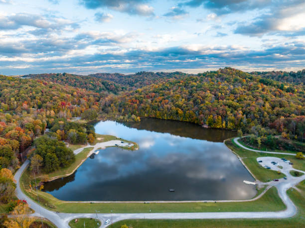 istock Ridenour Lake in Autumn 1484253599