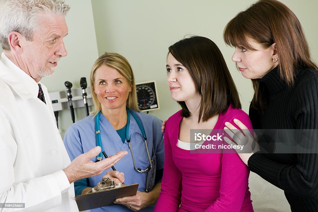Педиатр, медсестра и пациент - Стоковые фото Подросток роялти-фри