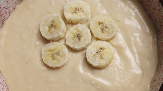 cook cuca de banana. Spread the banana on the dough in a baking dish