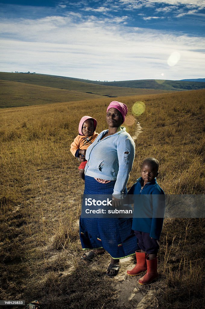 Mère et enfant dans les prairies dehors de Transkei. - Photo de Transkei libre de droits