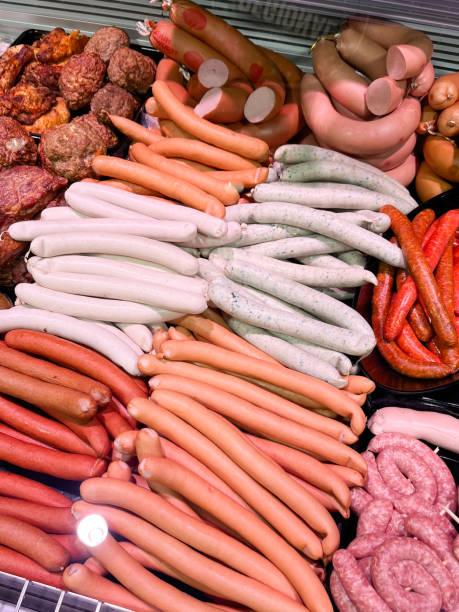 sabrosa selección de salchichas alemanas en el mostrador de salchichas - sausage knackwurst food bratwurst fotografías e imágenes de stock