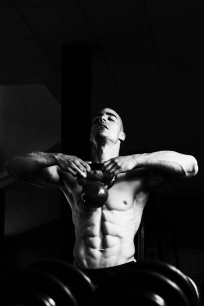 muscular man ejercicio con pesa rusa - kettle bell activity aerobics athlete fotografías e imágenes de stock