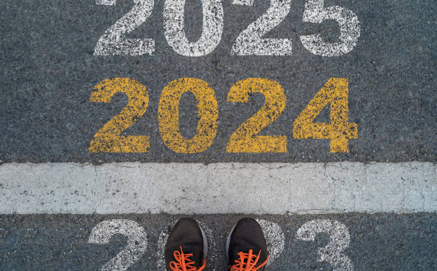corredor de pie en el punto de inicio de 2023 y el siguiente punto es 2024 para la preparación del cambio de año nuevo y comenzar el nuevo concepto de estrategia de objetivo comercial. - change aspirations planning business fotografías e imágenes de stock
