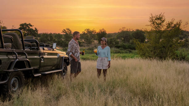 南アフリカのサファリゲームドライブでアジアの女性とヨーロッパの男性クルーガー国立公園 - kruger national park ストックフォトと画像