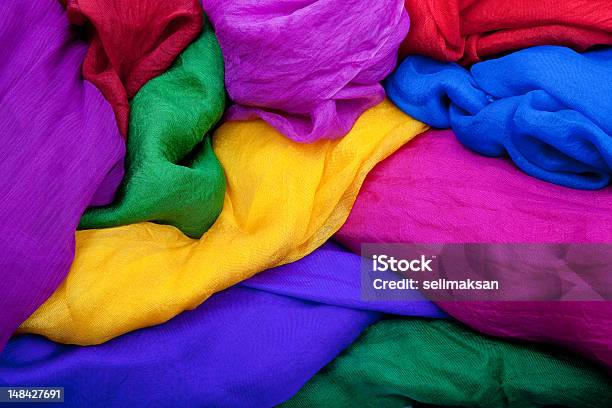 Fullframefoto Von Mehrfarbigen Seidenstoffen Stockfoto und mehr Bilder von Bekleidungsgeschäft - Bekleidungsgeschäft, Bildhintergrund, Boutique