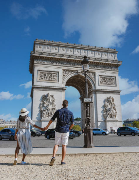 coppia in gita in città a parigi visitando avenue des champs-elysees parigi francia arco di trionfo - citytrip foto e immagini stock