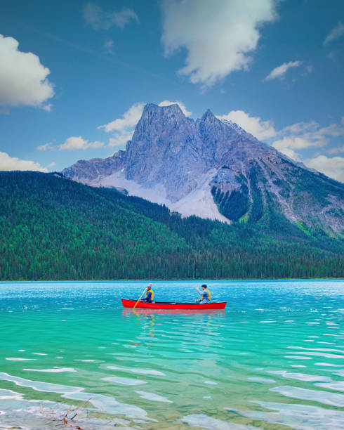 emerald lake, parc national yoho au canada, emerald lake and tea house, près de field (colombie-britannique) - british columbia canada lake emerald lake photos et images de collection