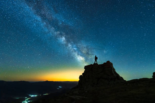 paesaggio con la via lattea e la siluetta di un uomo escursionista - la via lattea immagine foto e immagini stock
