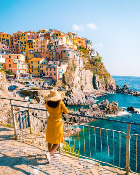 asiatische frauen besuchen manarola in cinque terre italien - tourism travel travel destinations vertical stock-fotos und bilder