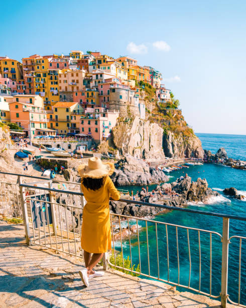 azjatki z wizytą w manaroli w cinque terre we włoszech - summer beach multi colored vacations zdjęcia i obrazy z banku zdjęć