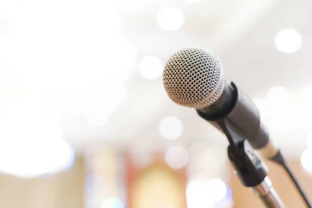 microphone over the abstract blurred conference hall room - microfone imagens e fotografias de stock