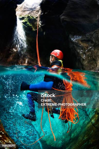 Zwiedzanie Cave - zdjęcia stockowe i więcej obrazów Kanioning - Kanioning, Lina, Abseiling