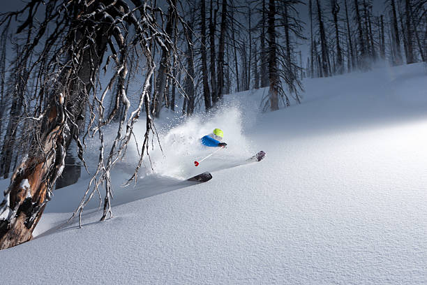 skifahren im pulverschnee - skiing powder snow flash snow stock-fotos und bilder