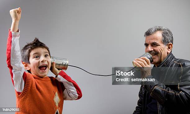 Foto de Avô E Neto Falando No Telefone De Lata e mais fotos de stock de Lata - Recipiente - Lata - Recipiente, Falar, No telefone