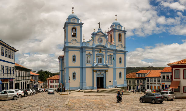 place de la ville avec la baroque catedral metropolitana de santo antonio da se diamantina, minas gerais, brésil - old roof cathedral door photos et images de collection